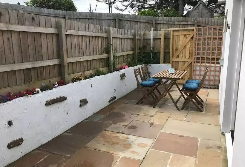 Beautiful Refurbished Home   Short Walk To The Beach