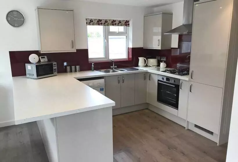 Beautiful Refurbished Home   Short Walk To The Beach