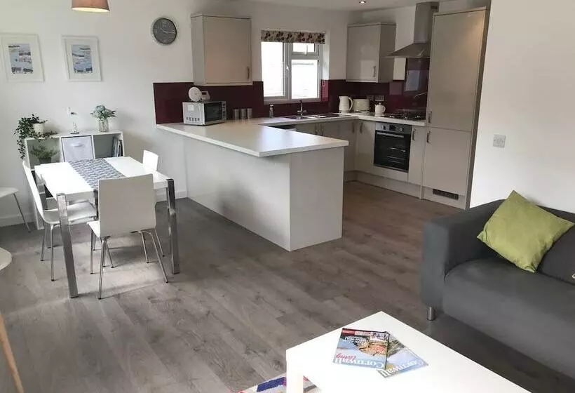 Beautiful Refurbished Home   Short Walk To The Beach