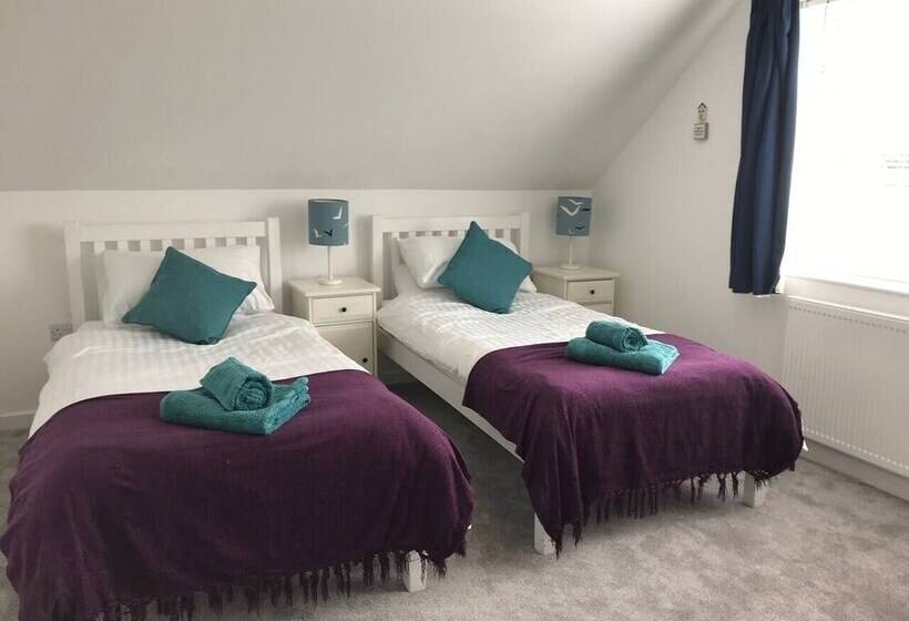 Beautiful Refurbished Home   Short Walk To The Beach