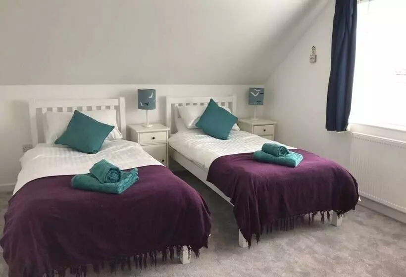 Beautiful Refurbished Home   Short Walk To The Beach