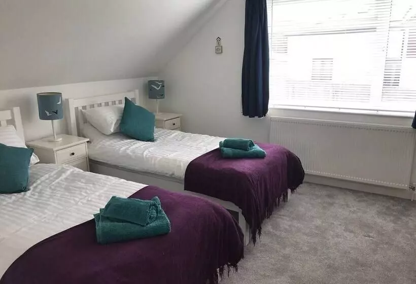 Beautiful Refurbished Home   Short Walk To The Beach