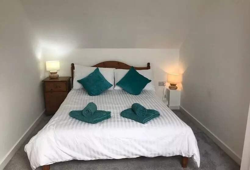 Beautiful Refurbished Home   Short Walk To The Beach