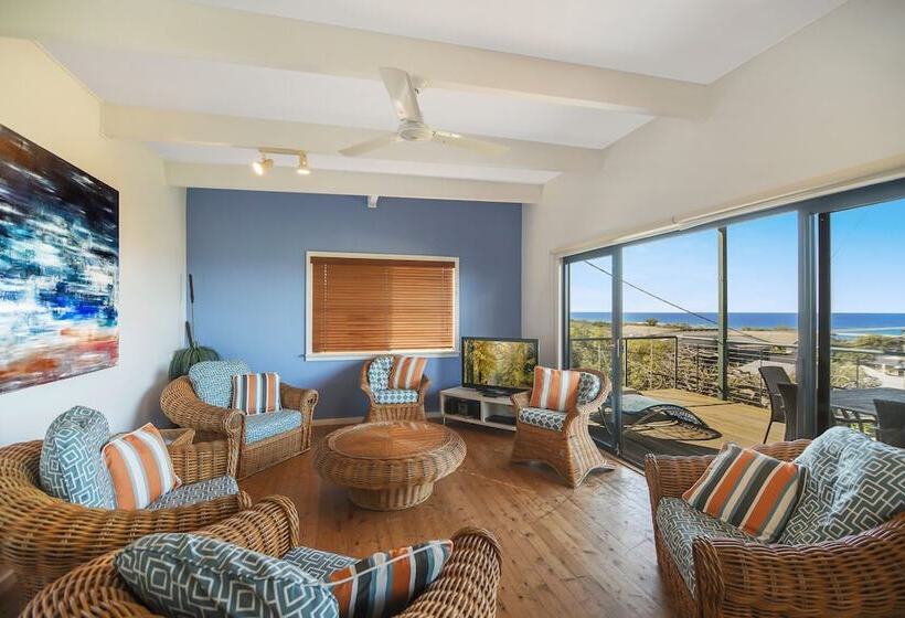 Peregian Beach House   2/22 Avocet Parade