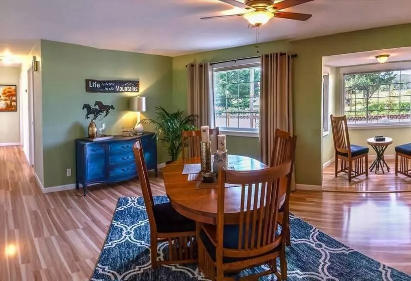 Racing Horse Ranch With Unlimited Golf