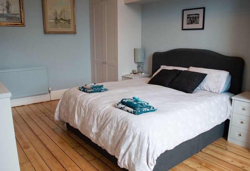 Stockbridge Family Home With Private Garden