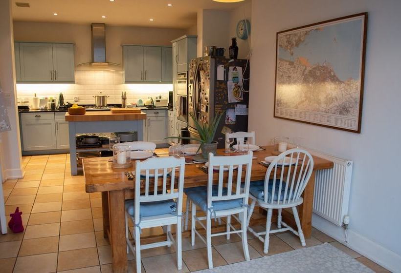 Stockbridge Family Home With Private Garden