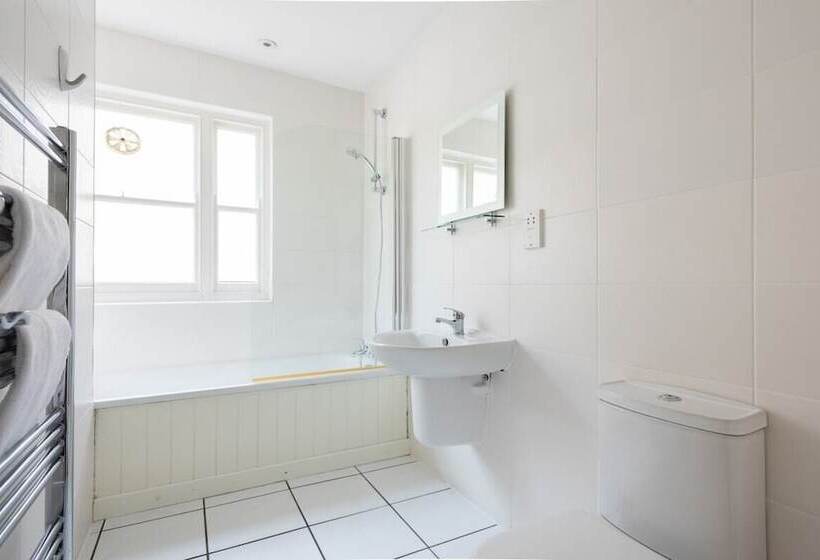 The Kensington Palace Mews   Bright & Modern 6bdr House With Parking Space