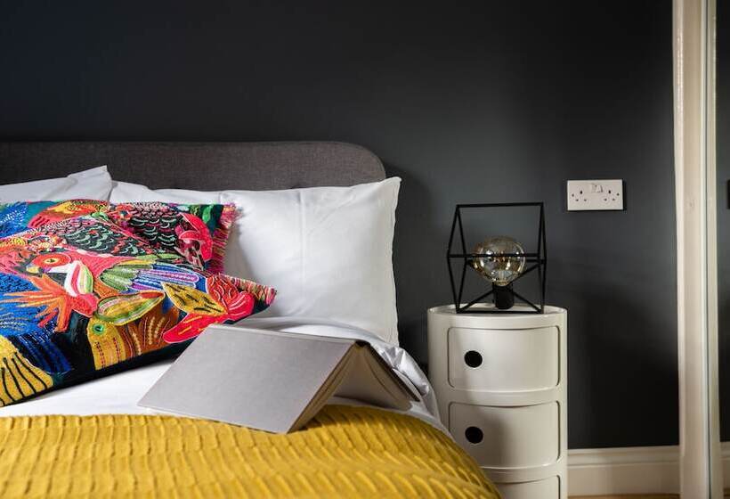 The Kensington Palace Mews   Bright & Modern 6bdr House With Parking Space