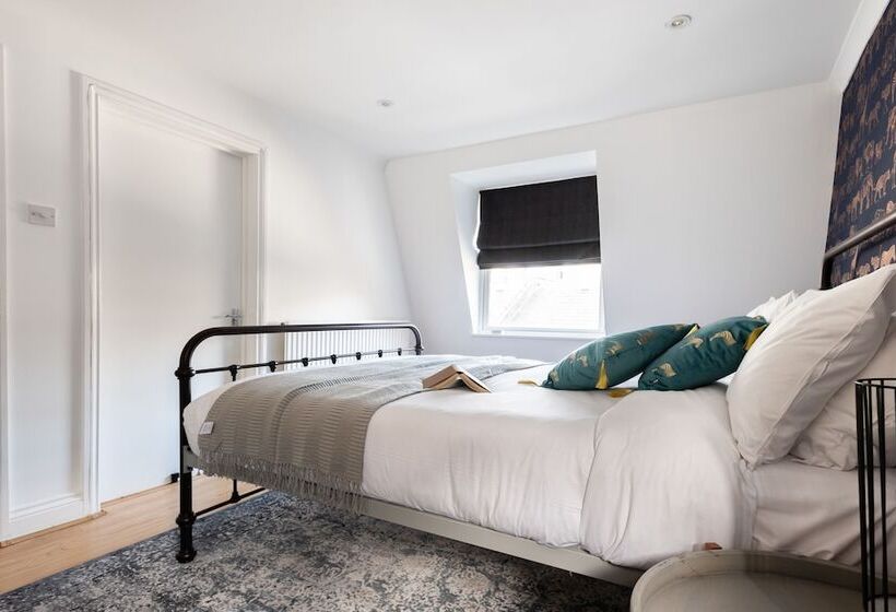 The Kensington Palace Mews   Bright & Modern 6bdr House With Parking Space