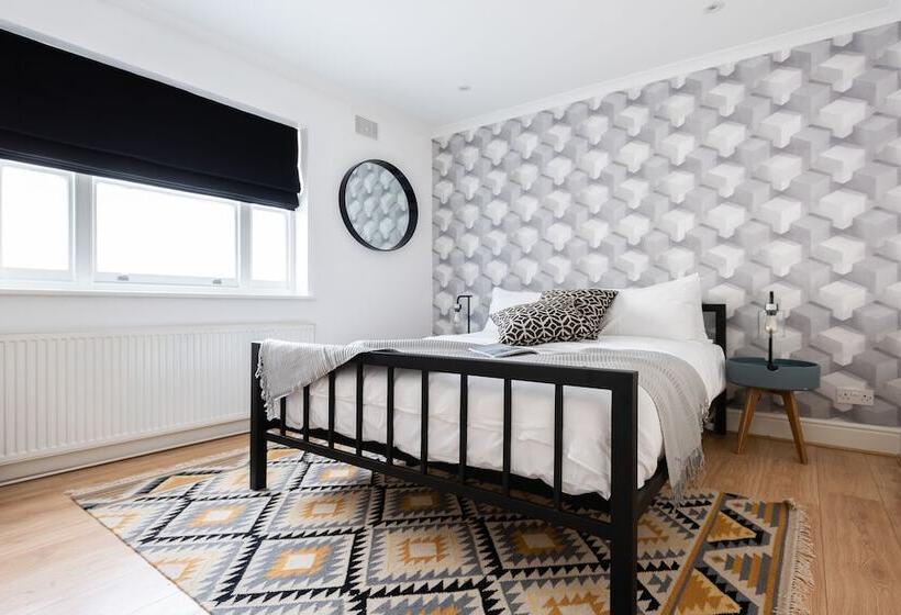 The Kensington Palace Mews   Bright & Modern 6bdr House With Parking Space