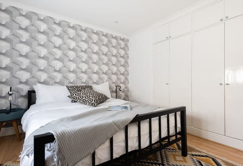 The Kensington Palace Mews   Bright & Modern 6bdr House With Parking Space