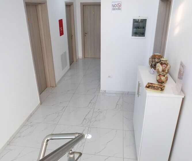 پانسیون Villa Adrian