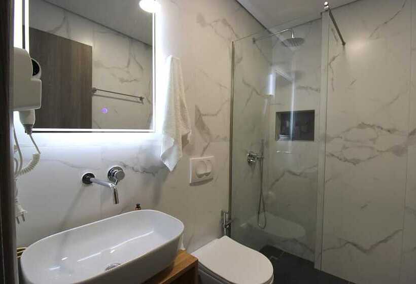 پانسیون Villa Adrian