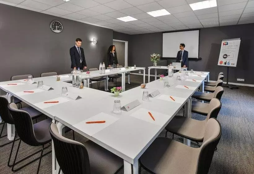 هتل Ibis Charleroi Airport Brussels South