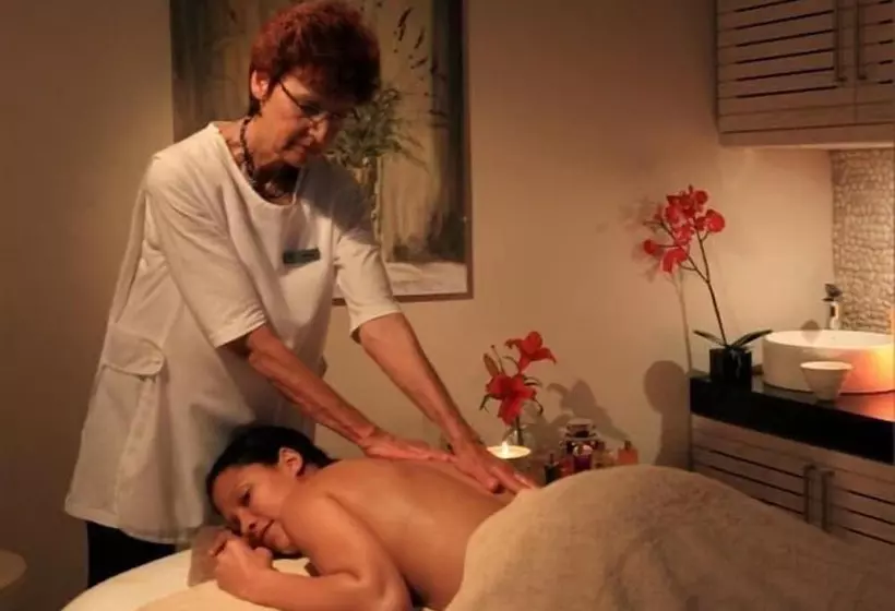 Hotel Periwinkle Lodge Guest House