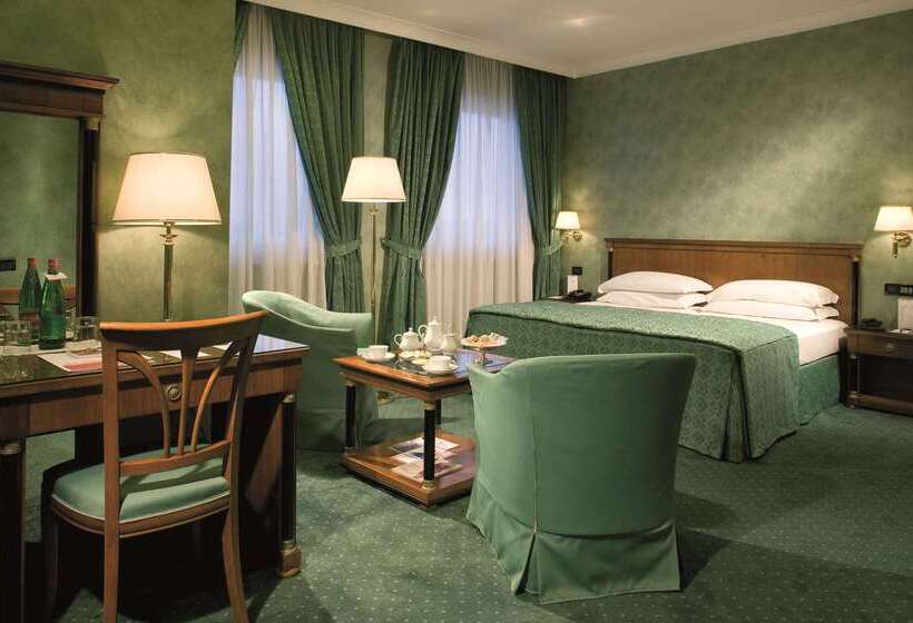 هتل Ramada By Wyndham Naples