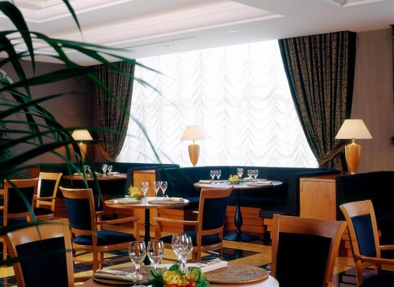 هتل Ramada By Wyndham Naples