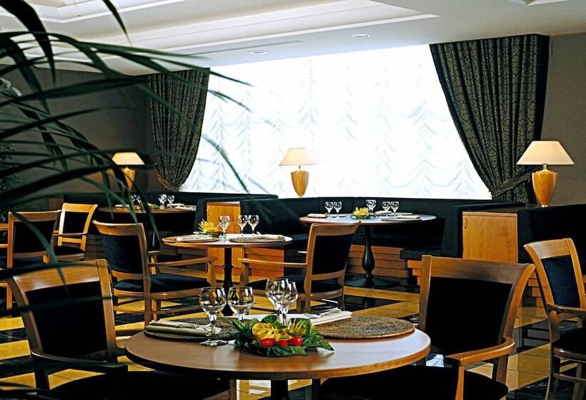 هتل Ramada By Wyndham Naples