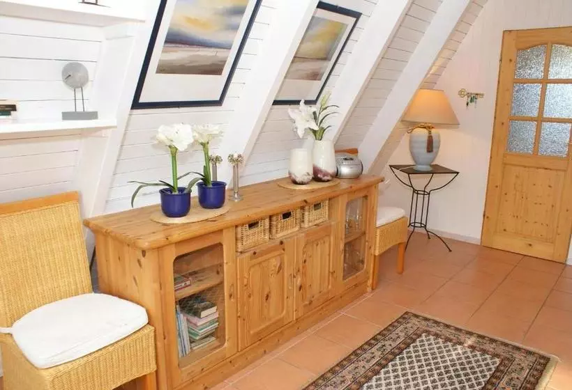 Lomakeskus Zeltdachhaus Mit Tv Im Schlafzimme