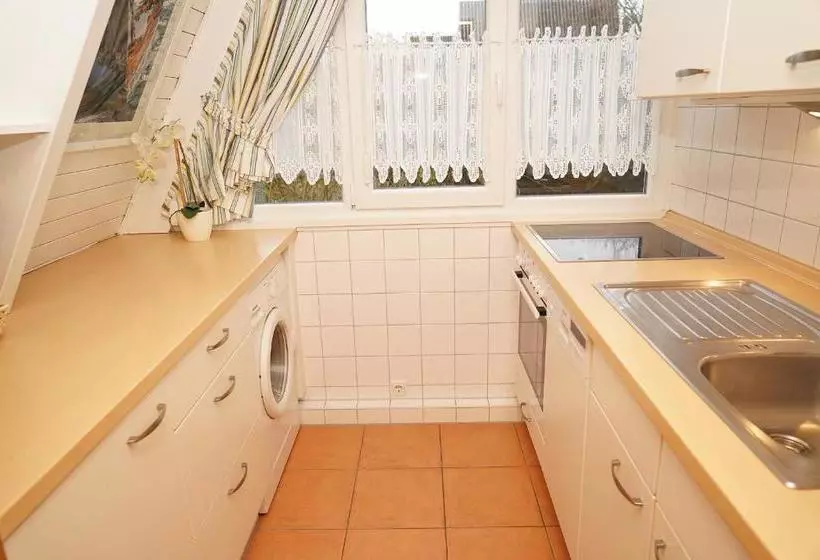 Lomakeskus Zeltdachhaus Mit Tv Im Schlafzimme