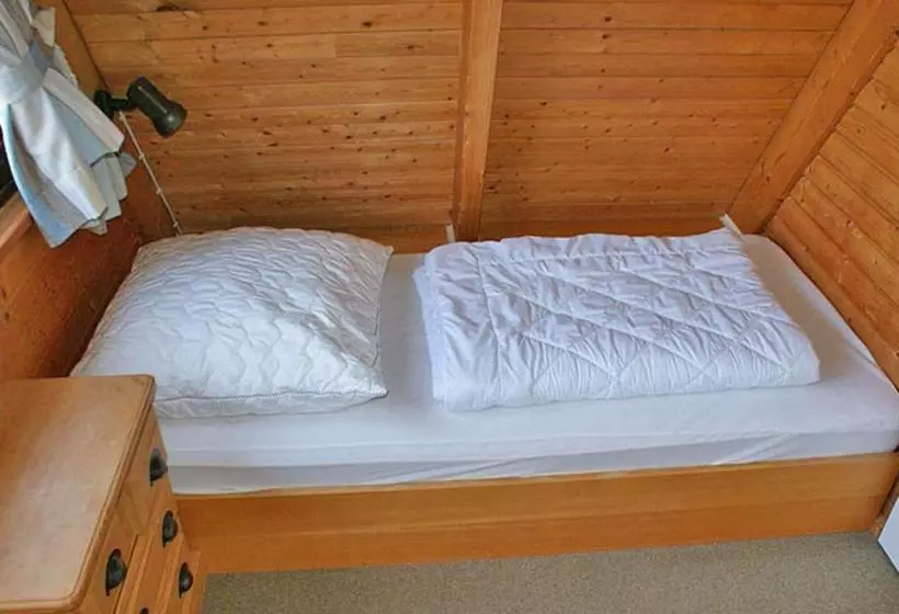 Lomakeskus Zeltdachhaus Mit Tv Im Schlafzimme