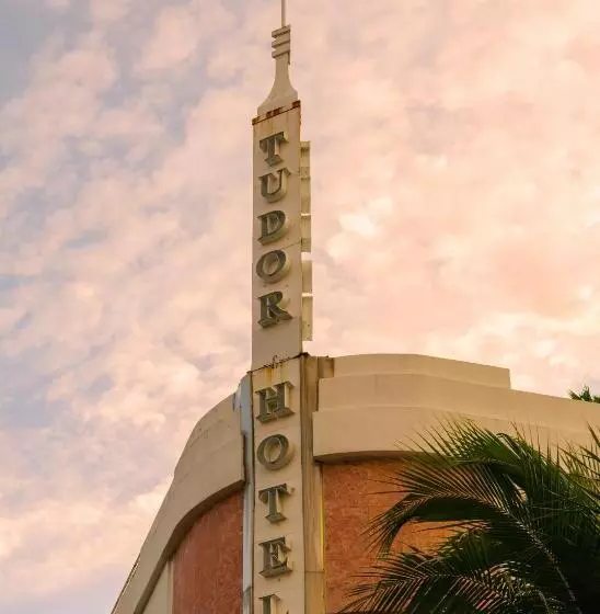 Отель Sonder The Deco