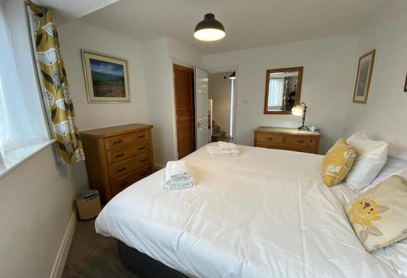 Отель The Red Lion & Manor House