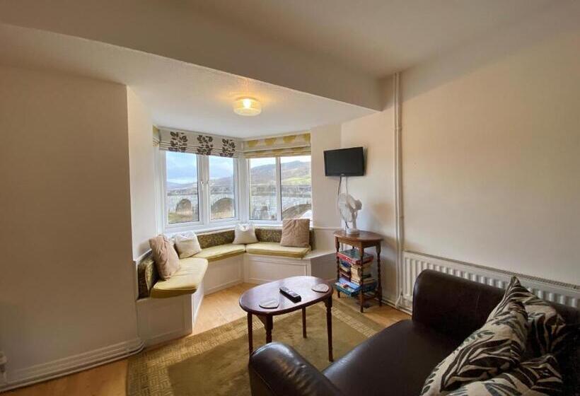 Отель The Red Lion & Manor House