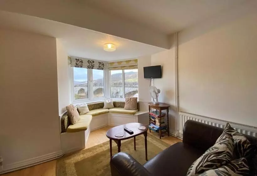 Hotelli The Red Lion & Manor House