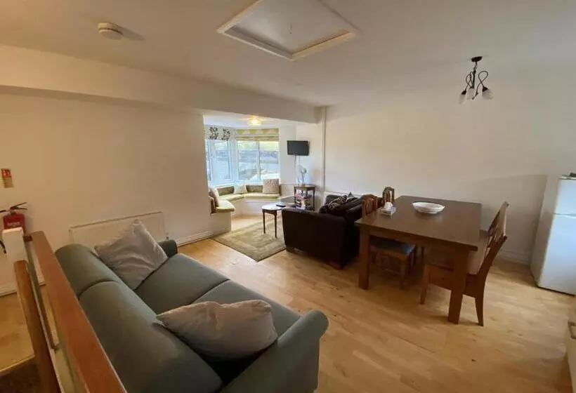 Hotelli The Red Lion & Manor House