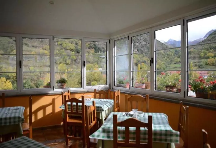 پانسیون Hostal Parador Peñavera