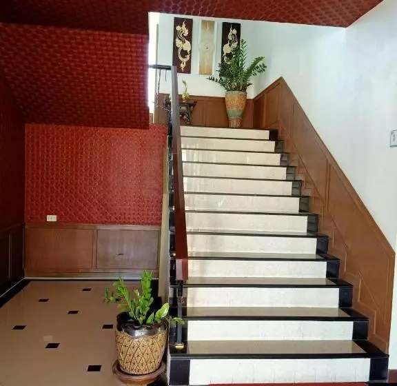 ペンション Karnmanee Place