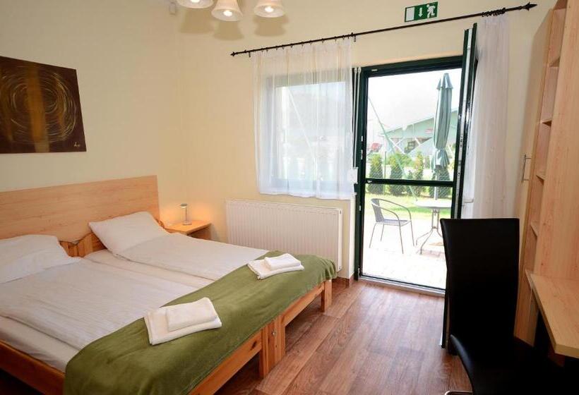 住宿加早餐 Szárszó Panzió