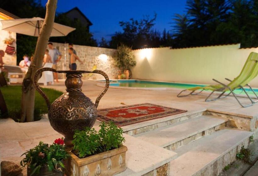 پانسیون Apartments Villa Mike