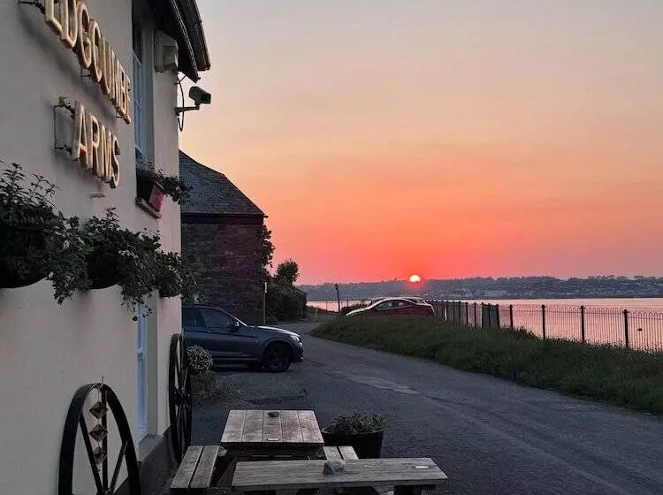 ベッドアンドブレックファースト The Edgcumbe Arms