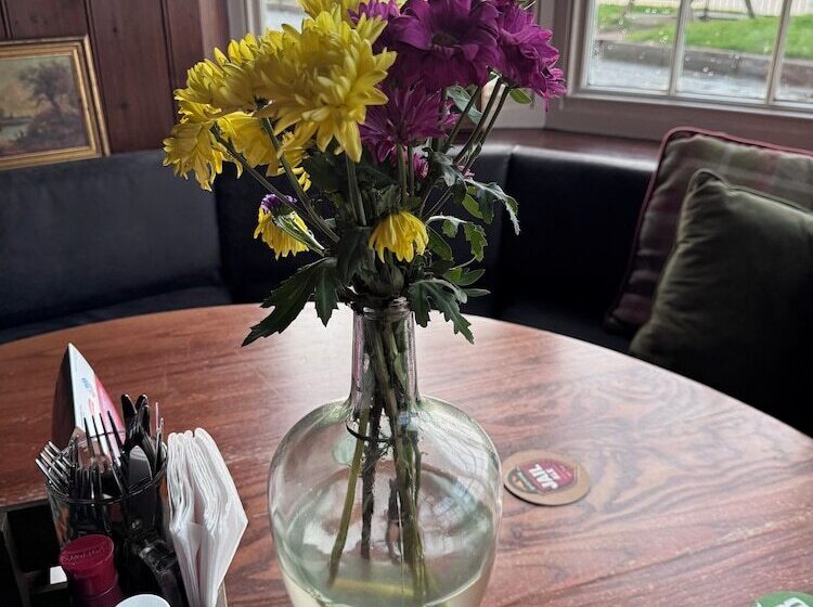 ベッドアンドブレックファースト The Edgcumbe Arms