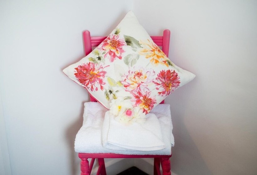 مبيت وإفطار The Churchill Arms