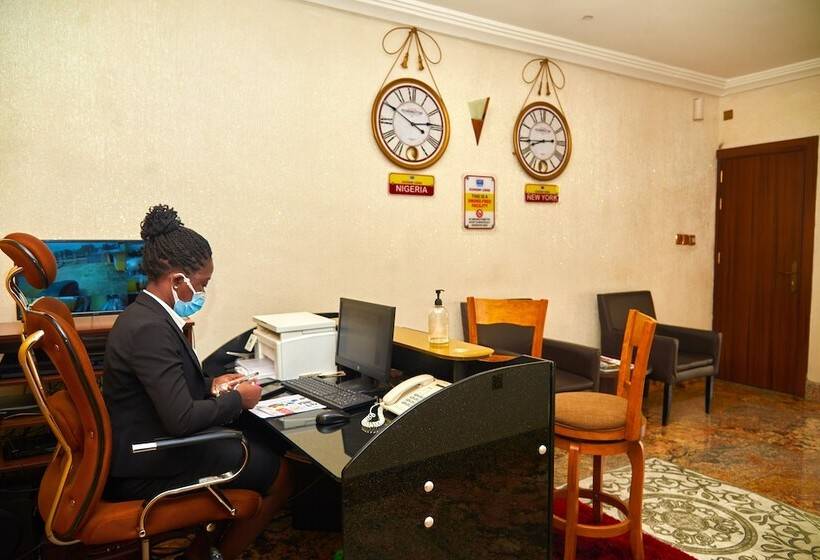 هتل Royalty Economy Lodge