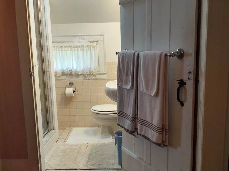 1805 House Bed And Breakfast