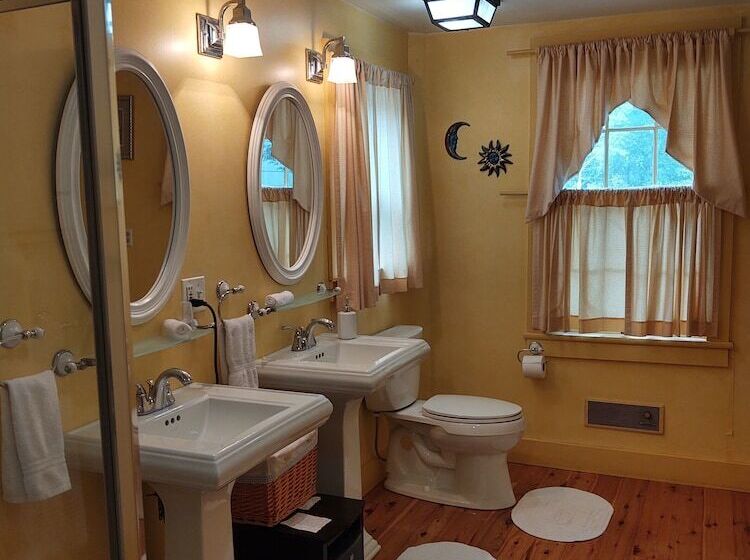 1805 House Bed And Breakfast