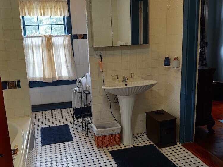 1805 House Bed And Breakfast