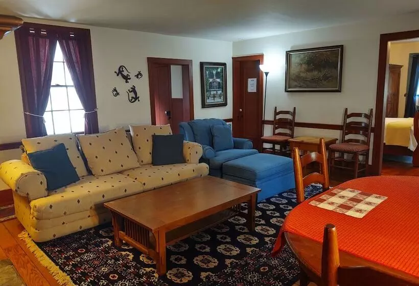 1805 House Bed And Breakfast