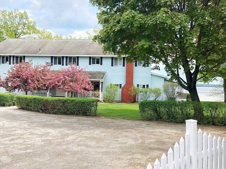 فندق صغير Churchill Pointe Inn