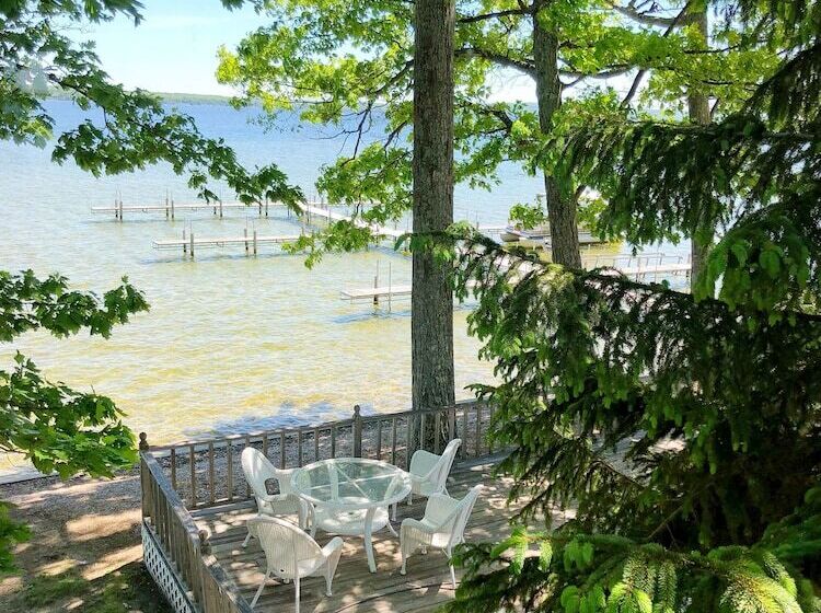 فندق صغير Churchill Pointe Inn