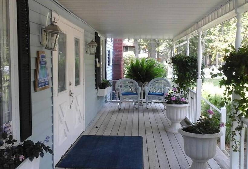 فندق صغير Churchill Pointe Inn