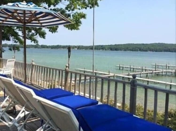 فندق صغير Churchill Pointe Inn