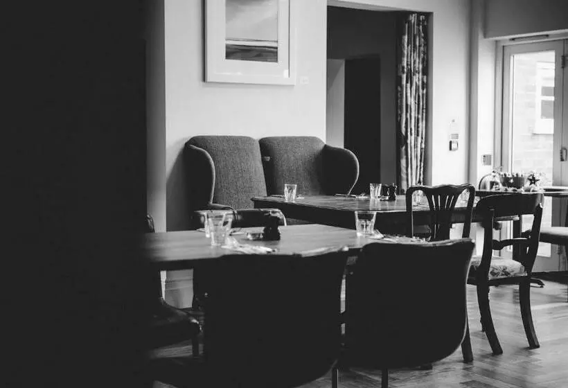 Aamiaismajoitus (B&B) The Hero