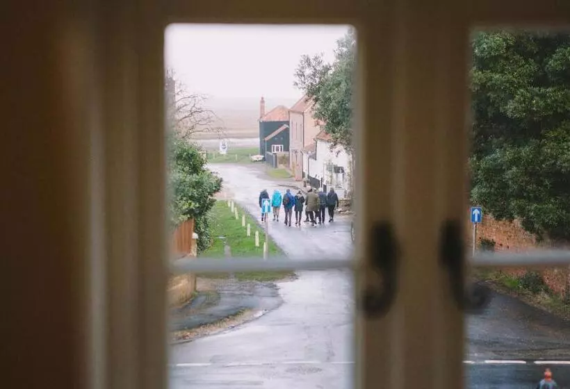 Aamiaismajoitus (B&B) The Hero