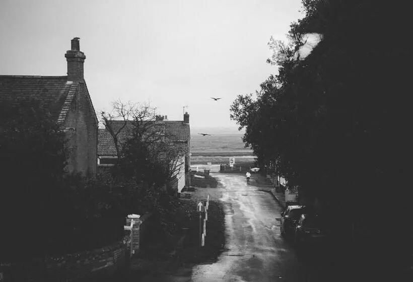 Aamiaismajoitus (B&B) The Hero